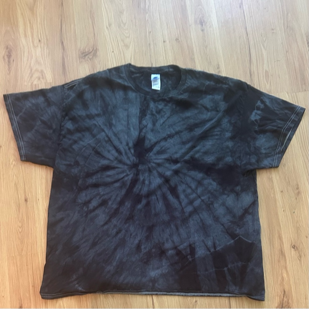 Black Short Sleeve Tie-Dye Tee with Symmetrical Patterns